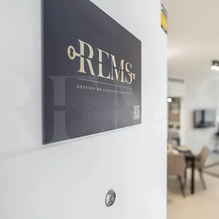 Modern Apartment With Patio & Parking By Rems Málaga Buitenkant foto