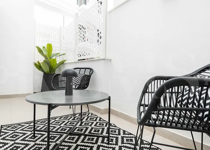 Modern Apartment With Patio & Parking By Rems
